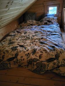 Una cama con una manta en una habitación en Aiamaja Sindi en Pärnu