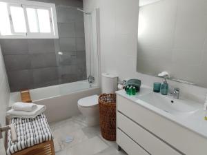 une salle de bain blanche avec toilettes et lavabo dans l'établissement Casa Bermeo, à Sanlúcar de Barrameda 23 autres photos