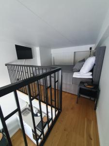 sala de estar con cama y escalera en Loft Style Studio Apartment- Free Parking- Free Gym- Keyless Access en Tartu