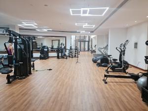 un gimnasio con cintas elípticas y bicicletas estáticas en Beautiful 1 Bedroom at Soho Square at Al Saadiyat Island, en Abu Dabi