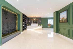 um quarto amplo com paredes verdes e piso em azulejo branco em Mardy Suit Hotel em Istambul