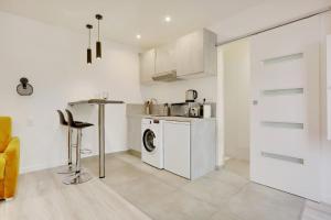 een keuken met een wasmachine in de kamer bij Fully renovated studio Buttes-Chaumont in Parijs