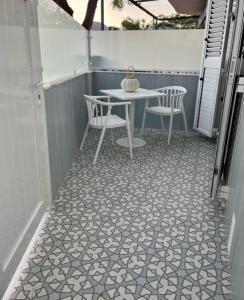 a patio with a table and chairs on a tile floor at HELICES CENTRO SAN JOSE CABO DE GATA in San José