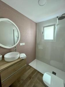 bagno con lavandino e specchio di HELICES CENTRO SAN JOSE CABO DE GATA a San José