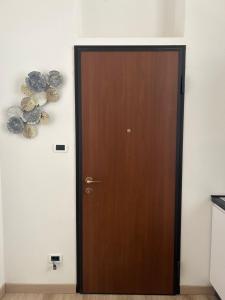 una puerta de madera en una habitación con placas en la pared en Apartment Mariuccia in Seborga, en Seborga