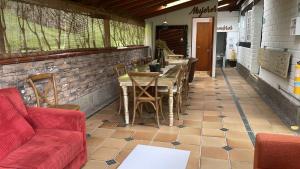 un restaurant avec une table et des chaises sur un sol carrelé dans l'établissement Hotel Casa Madero, à Envigado