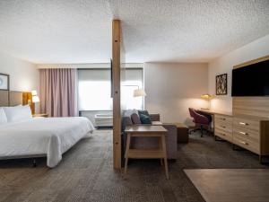 Staybridge Suites Chicago O'Hare - Rosemont, an IHG Hotel في روزمونت: غرفة في الفندق مع سرير ومكتب