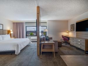 Staybridge Suites Chicago O'Hare - Rosemont, an IHG Hotel في روزمونت: غرفة في الفندق مع سرير ومكتب