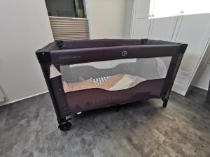 Postel nebo postele na pokoji v ubytování Skyline klimatisierte Dachgeschoss-Wohnung in Dornbirn mit Blick ins Rheintal