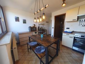 eine Küche mit einem Holztisch in der Unterkunft Ferienhaus-Schönwald, 2 Schlafzimmer, Küche, Dachterrasse, Balkon App24 in Schönwald
