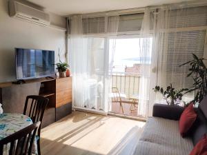 TV a/nebo společenská místnost v ubytování Novouređeni stan s balkonom i pogledom na more