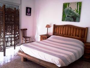 a bedroom with a bed and a table and a chair at piso con desayuno incluido y vistas a la montaña. in Monistrol