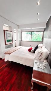 a bedroom with a large bed and two windows at Loft de lujo ubicado en zona inmejorable Altamira in Caracas