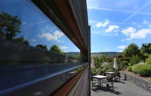 een uitzicht vanaf het balkon van een huis bij Ernst Clüsserath Weingut & Weinhotelchen in Trittenheim