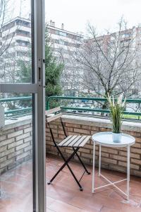 einen Stuhl und einen Tisch auf dem Balkon in der Unterkunft Funcional y renovado apartamento en Iturrama in Pamplona