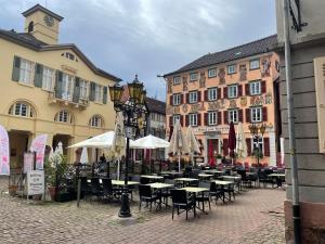 un gruppo di tavoli e sedie in una strada con edifici di Tiny GetAway in Eberbach im Odenwald bei Heidelberg a Eberbach