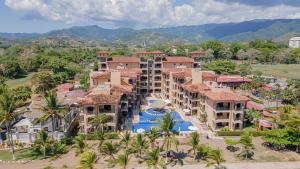 una vista aérea de un complejo con piscina en Bahia Encantada beach front proyect, Jaco Paradise en Jacó