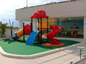 een speeltuin voor een gebouw met een glijbaan bij Espectacular Apartamento para estrenar en Valledupar in Valledupar
