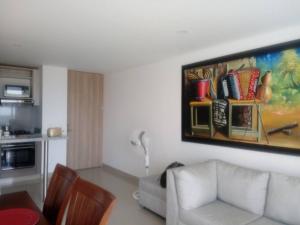 een woonkamer met een bank en een schilderij aan de muur bij Espectacular Apartamento para estrenar en Valledupar in Valledupar
