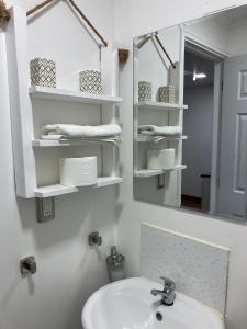 Et badeværelse på Departamentos comodos y hermosos full equipados con baño y cocina privados