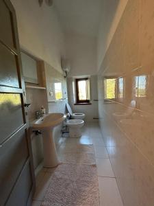 uma grande casa de banho com lavatório e WC em Quiete em San Dalmazio