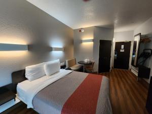 Habitación de hotel con cama y mesa en Motel 6-Biloxi, MS - Beach, en Biloxi