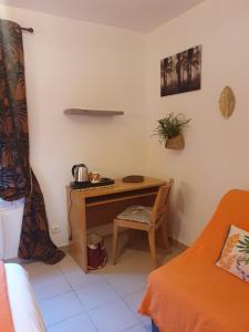 a room with a desk and a chair in a room at L EVASION in Cuxac-Cabardès