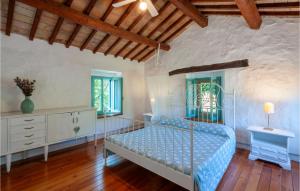 1 dormitorio con 1 cama y vestidor en Villa Coccole, en Montetassi