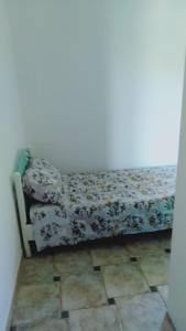 Bett in einer Ecke eines Zimmers in der Unterkunft Casa Luciano 