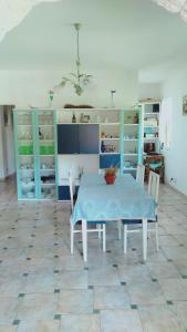 Casa Luciano : غرفة طعام مع طاولة وكراسي زرقاء