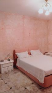 Schlafzimmer mit einem Bett und einem Beistelltisch in der Unterkunft Casa Luciano 
