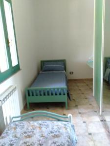1 Schlafzimmer mit 2 Betten in einem Zimmer in der Unterkunft Casa Luciano 