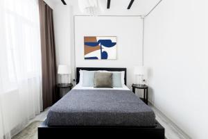 una camera con un grande letto con due lampade di Modern Flat 5 min to Galata Tower in Istiklal Ave a Istanbul