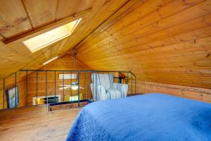 een slaapkamer met een bed en een stoel in een kamer bij Bisbee Vacation Rental with Mountain Views and Sunroom in Bisbee +25 foto's