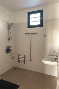Ένα μπάνιο στο Villa Stone pour 8 personnes, piscine chauffée 5 euros par jour, accès PMR, 5 étoiles