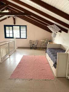 een slaapkamer met een bed en een rood tapijt bij Villa Stone pour 8 personnes, piscine chauffée, accès PMR, 5 étoiles in Sainte-Luce