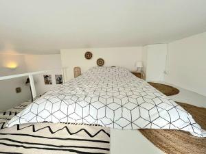 a white bedroom with a large bed in it at Cocoon Urbain Nantais in Nantes