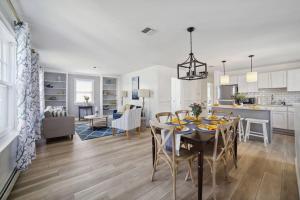 una cucina e un soggiorno con tavolo e sedie di Marine Theme - 4 BR - Backyard - Fire pit a Bridgeport