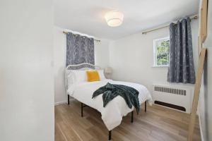 una camera da letto con un letto e una finestra di Marine Theme - 4 BR - Backyard - Fire pit a Bridgeport