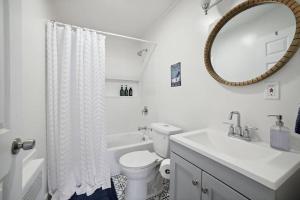 un bagno con un water, un lavandino e uno specchio di Marine Theme - 4 BR - Backyard - Fire pit a Bridgeport Altre 35 foto