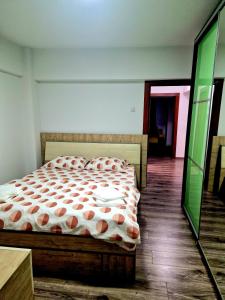 1 dormitorio con 1 cama y suelo de madera en Cozy appartment in the center en Târgovişte