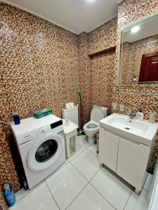 y baño con lavadora y lavamanos. en Cozy appartment in the center en Târgovişte