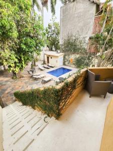 une arrière-cour avec une piscine et des chaises ainsi qu'un bâtiment dans l'établissement Casa Di Giulio, à San Francisco