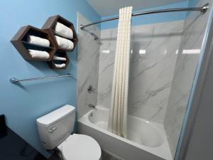 łazienka z wanną, toaletą i prysznicem w obiekcie Relax Inn Channelview w mieście Channelview