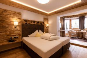 1 dormitorio con 1 cama grande en una habitación en Hotel Schlosshof, en Ischgl