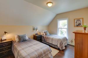 1 dormitorio con 2 camas y ventana en Pet-Friendly Claremont Vacation Rental!, en Claremont