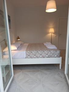 Кровать или кровати в номере Casa Vacanze appartamento Riviera