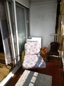 Posedenie v ubytovaní Novouređeni stan s balkonom i pogledom na more