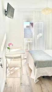 Μια τηλεόραση ή/και κέντρο ψυχαγωγίας στο Alhattic Rooms