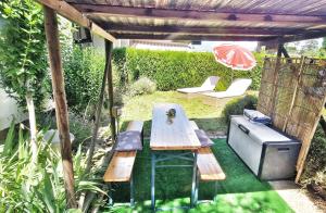日內瓦的住宿－Maison des pilotes，凉棚下的野餐桌和长凳